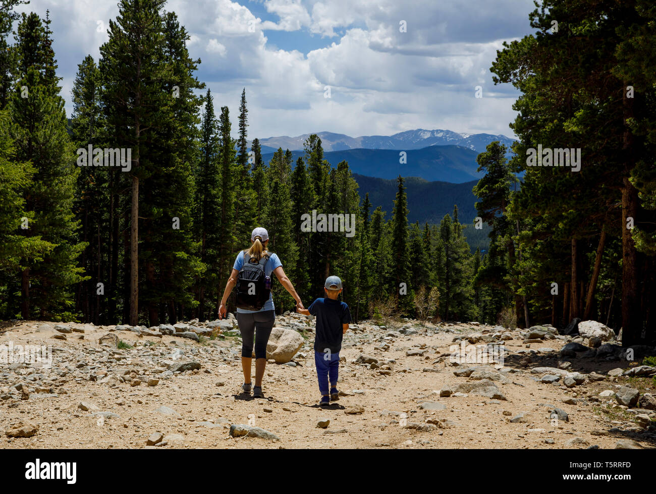 Une mère et son fils redescendre le sentier rocheux qui mène jusqu'à Saint Mary's Glacier, une populaire destination de randonnée près de Colorado Springs, Colorado. (Photo Banque D'Images