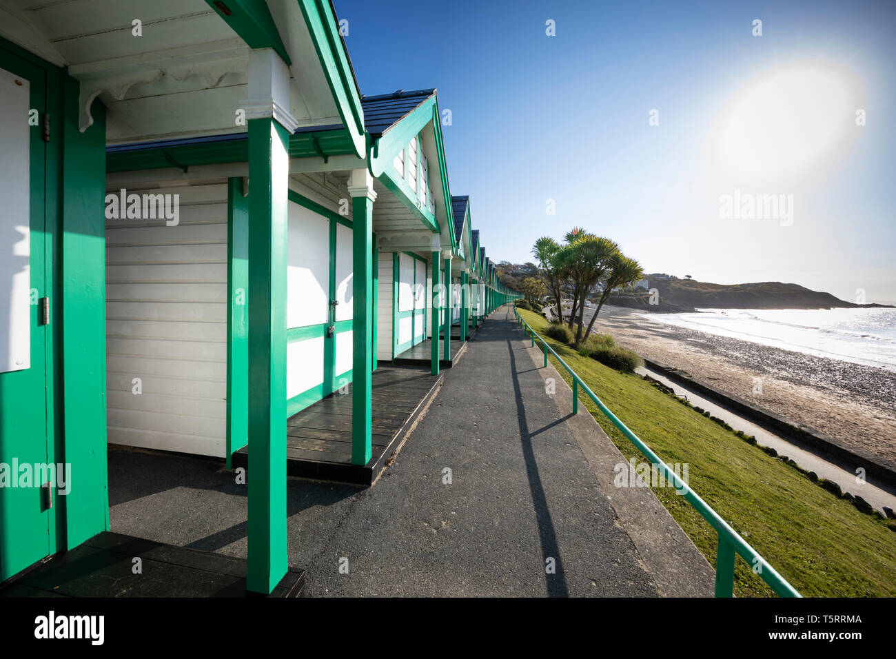 Cabines de plage le long du front de mer de la baie de Langland, Langland, marmonne, Péninsule de Gower, Swansea, West Glamorgan, Pays de Galles, Royaume-Uni, Europe Banque D'Images