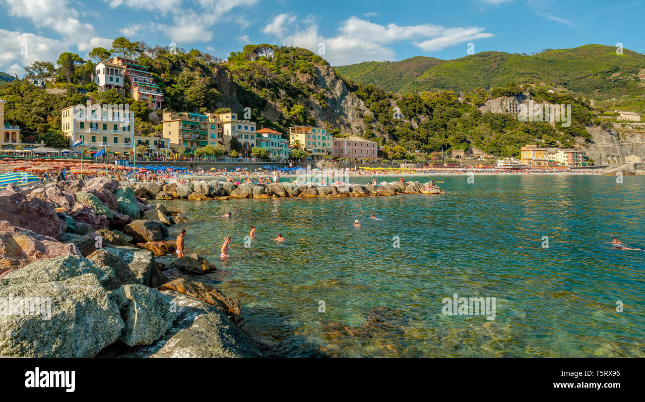 Plage de Monterosso al Mare sur la côte ligure, Nord-Ouest de l'Italie Banque D'Images