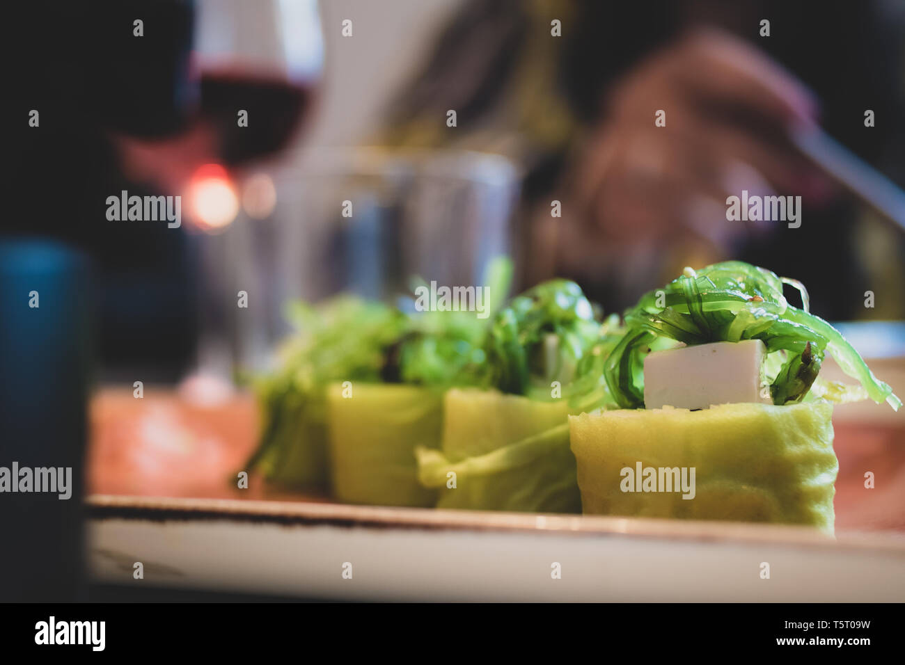 Une assiette de sushi végétarien bio avec garnitures sur une table de restaurant. Banque D'Images