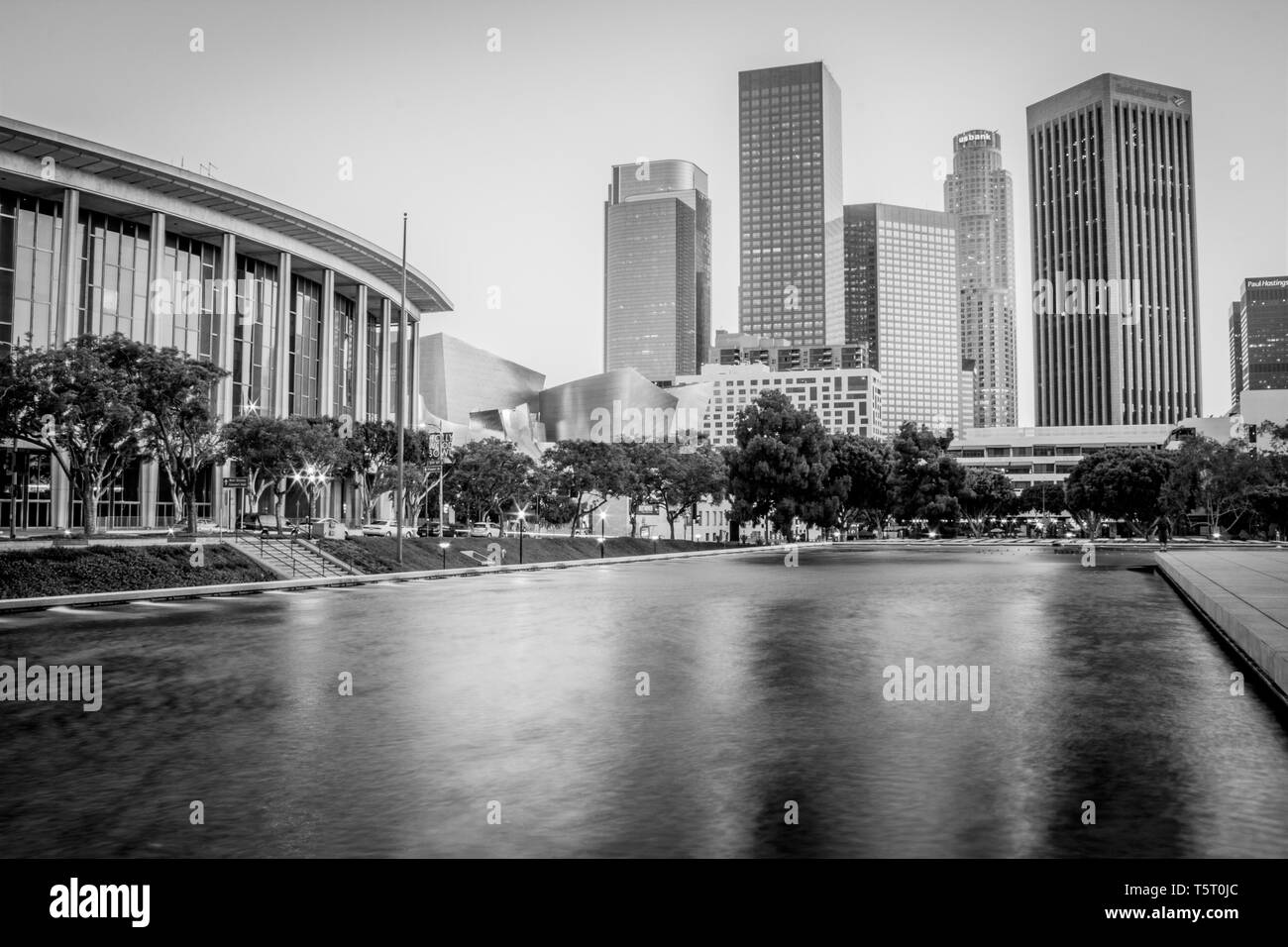 Le noir et blanc vue de Los Angeles skyline et Dorothy Chandler Pavilion de reflecting pool Banque D'Images