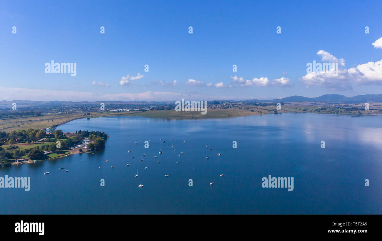 Flying air photo de mur de barrage les eaux de débordement bateaux amarrés campagne pittoresque paysage. Banque D'Images