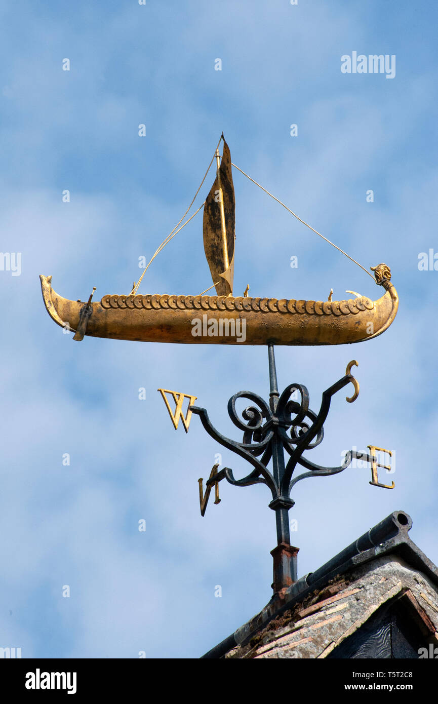 Un drakkar viking girouette assis au-dessus de l'abbaye d'Anglesey dans Lode, Cambridgeshire. Un ancien prieuré mais à partir de 1930 la maison de campagne de Lord Fairhaven. Banque D'Images