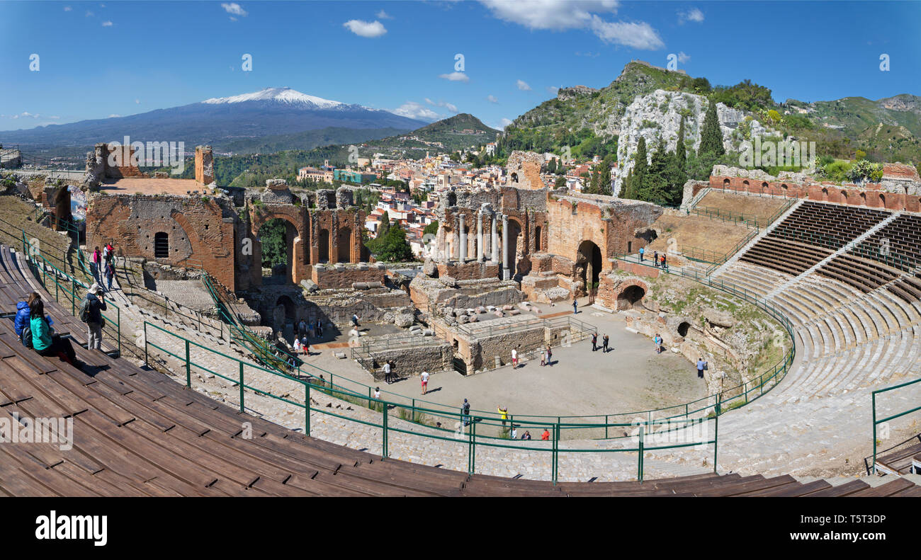 AORMINA, ITALIE - 9 avril 2018 : Le théâtre grec avec le Mt. L'Etna et la ville. Banque D'Images