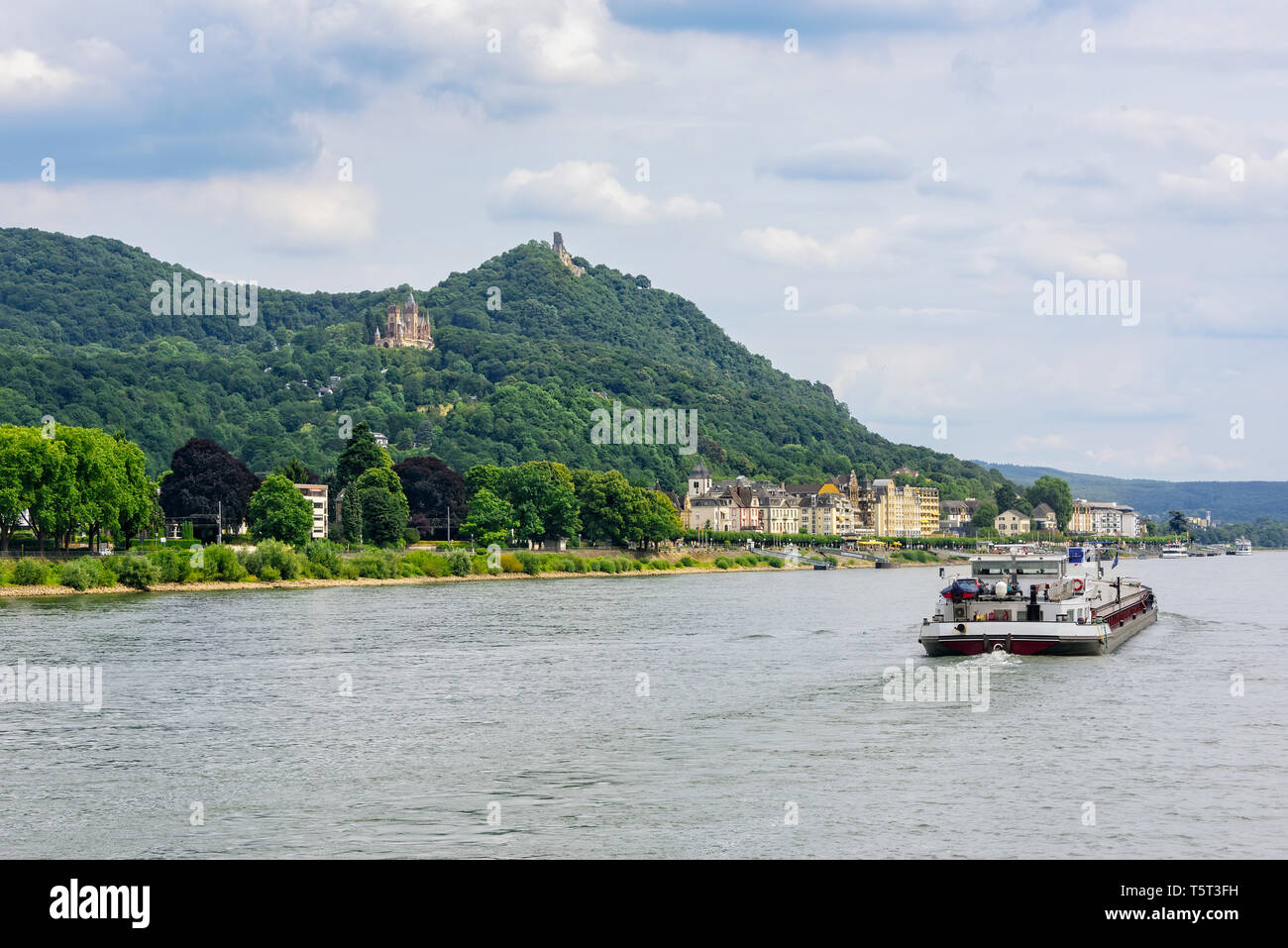 Péniche sur le Rhin. Banque D'Images