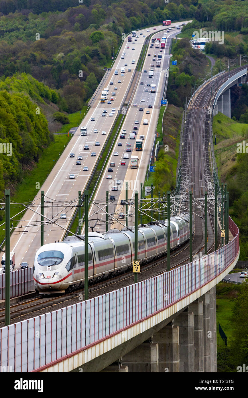 Le Hallerbachtalbrücke, pont de chemin de fer, à Neustadt, Wied, l'Allemagne, le long de l'autoroute A3, est un pont de chemin de fer au kilomètre 50 de la grande glace-sp Banque D'Images