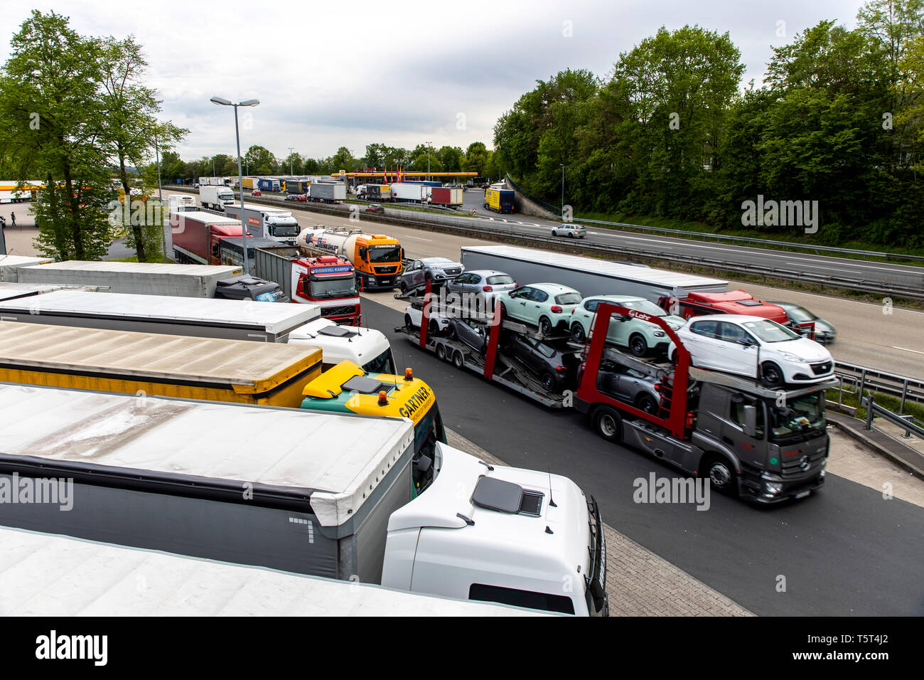 Aire de repos, Raststätte Siegburg, sur l'autoroute A3, l'Allemagne, en direction nord, surpeuplées, pas assez de parking pour camions, en fin d'après-midi, l'aire de repos Banque D'Images