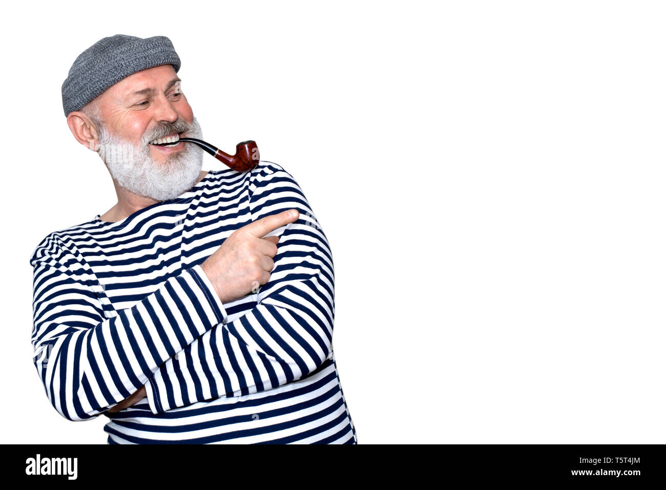 Cheerful marin dans un gilet rayé avec un tuyau, Portrait d'un vieil homme avec une barbe grise Banque D'Images