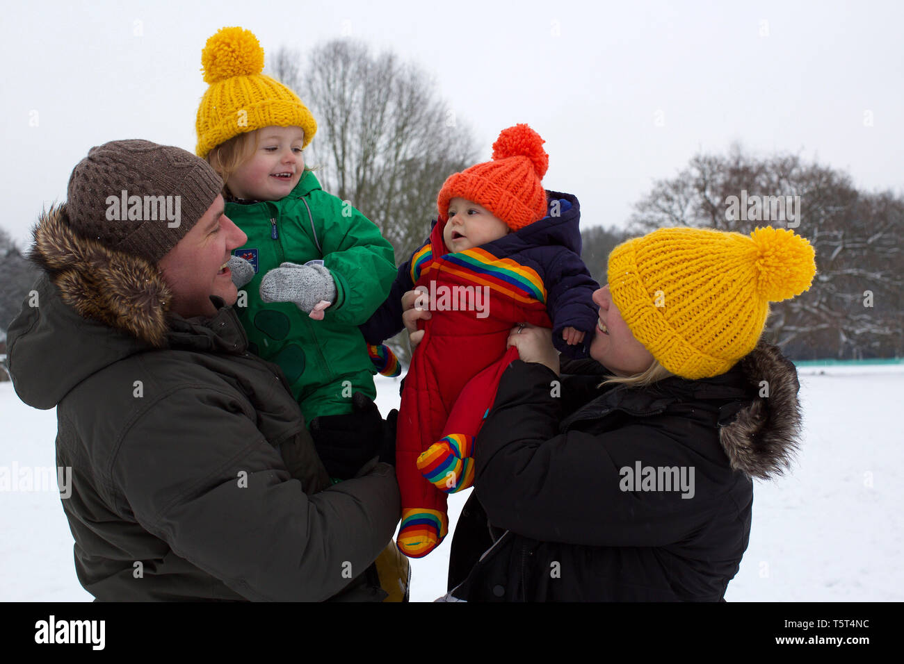 Portrait de famille dans la neige, UK Banque D'Images