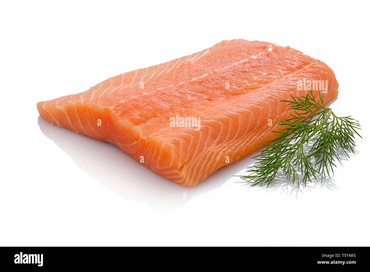 Filet de poisson cru saumon orange vert blanc avec l'aneth isolés Banque D'Images