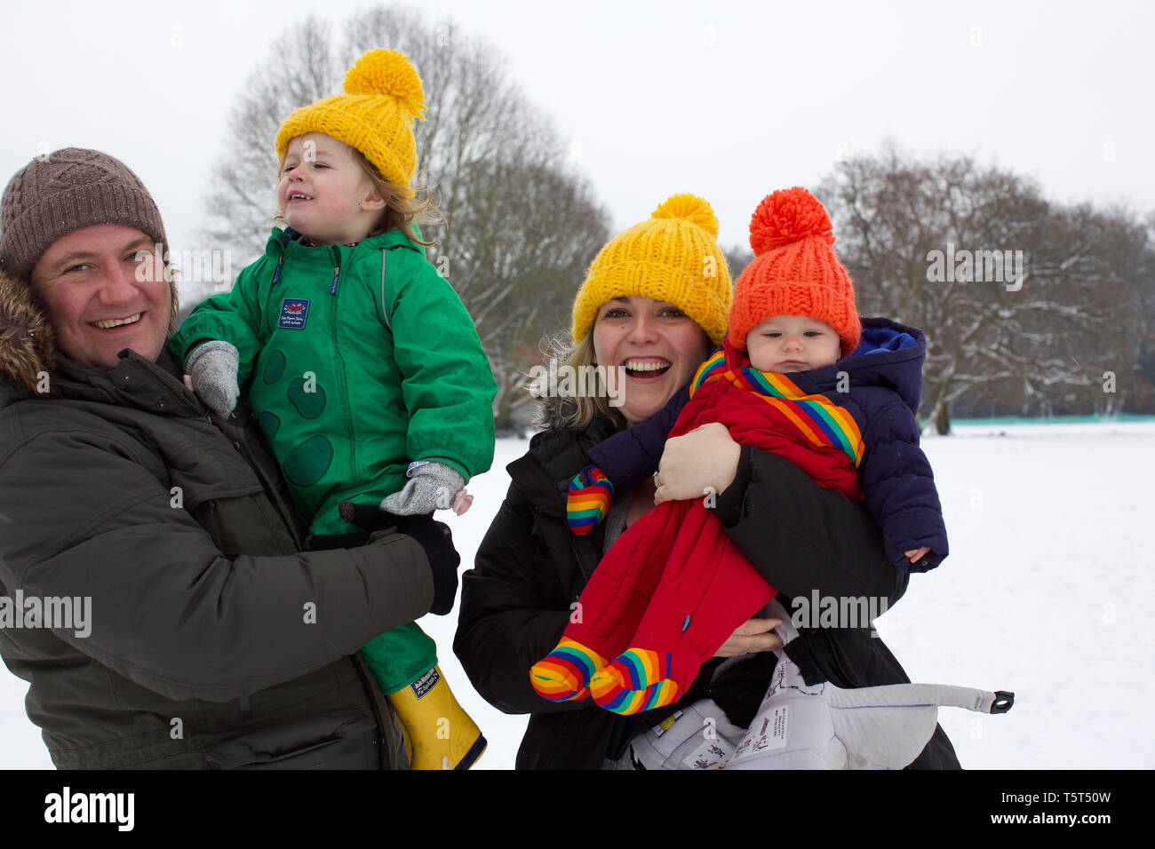 Portrait de famille dans la neige, UK Banque D'Images