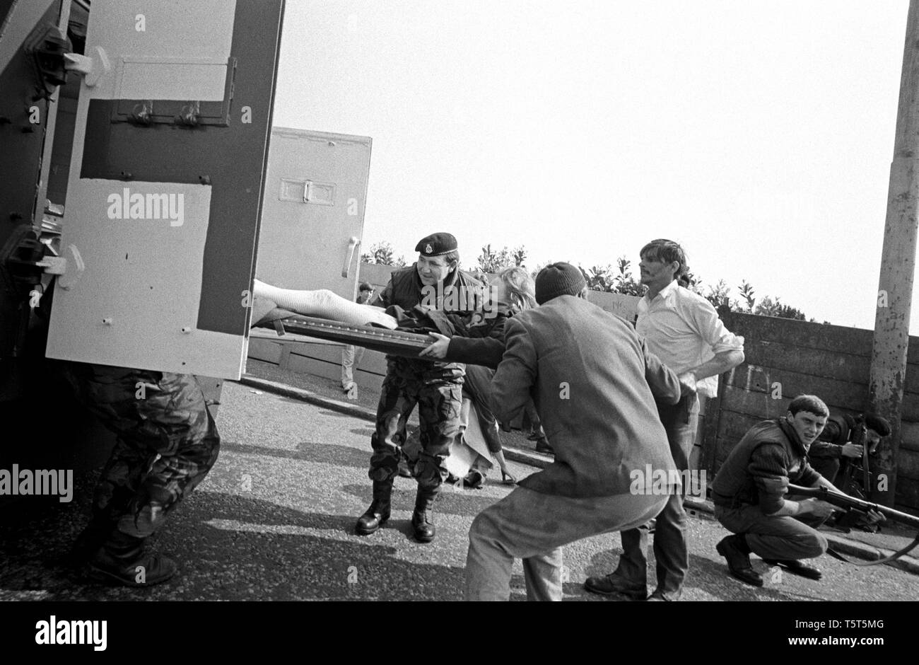 Une jeune fille qui a été tourné en une attaque de sniper de l'IRA d'être mis dans une ambulance de l'armée britannique, Ballymurphy, l'Ouest de Belfast, Irlande du Nord au début des années 70 durant les troubles Banque D'Images