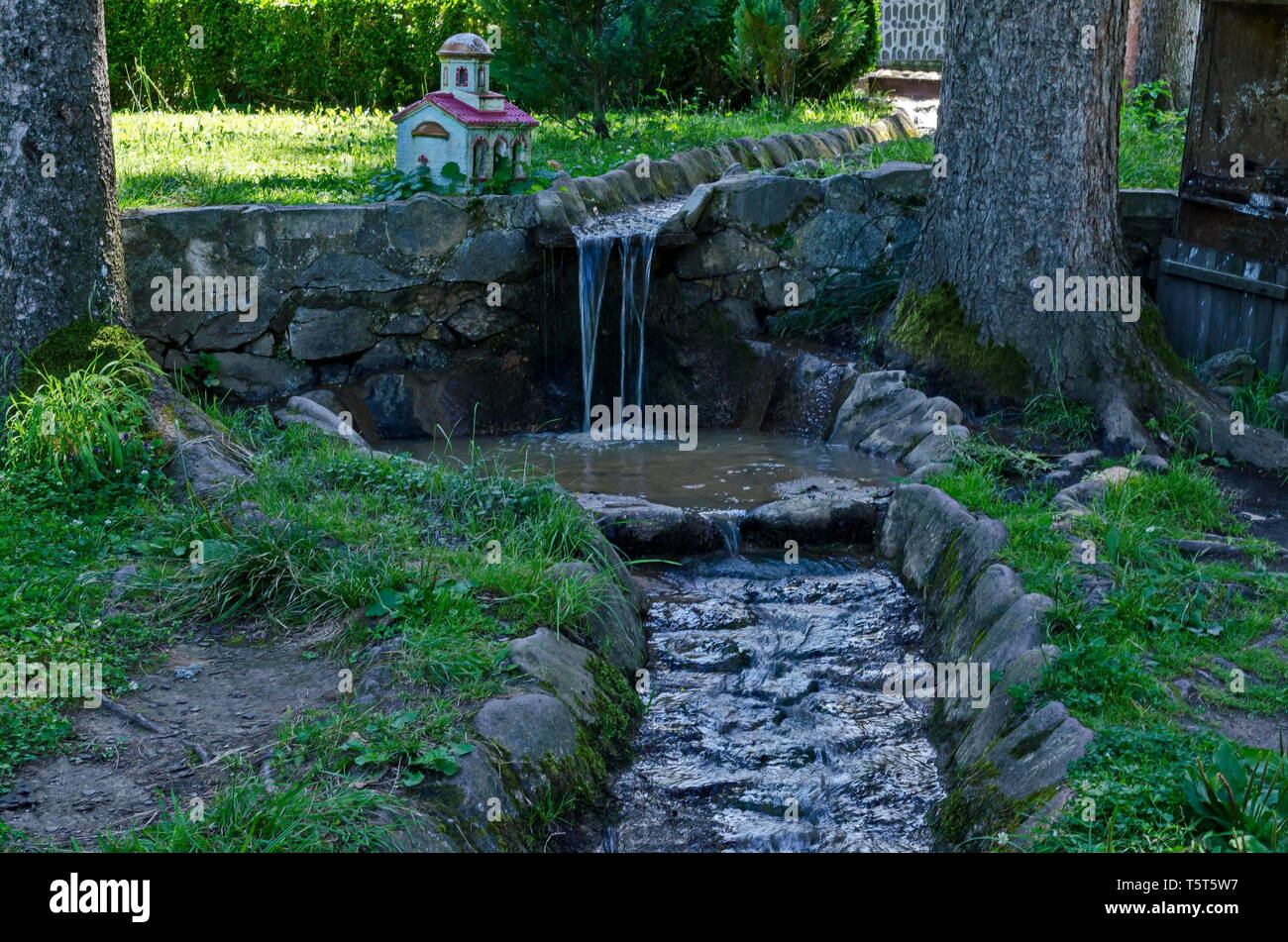 Stream dans la cour du monastère de Klisura Saint Cyrille et saint Méthode, fondée au 12ème siècle avec une cascade, la montagne des Balkans, près de Vars Banque D'Images