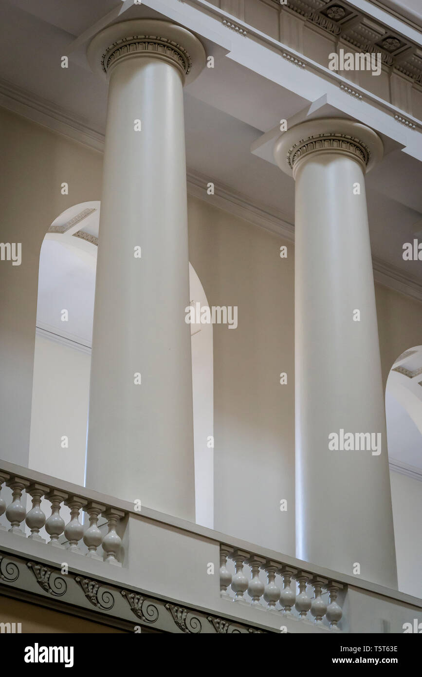 Colonnes blanches dans une église Banque D'Images