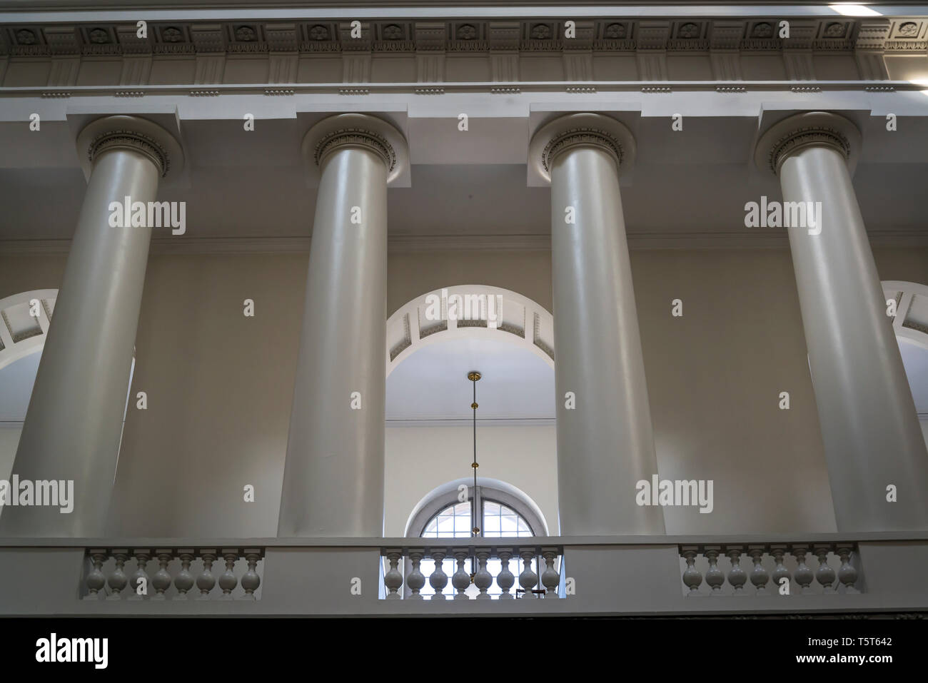 Colonnes blanches dans une église Banque D'Images