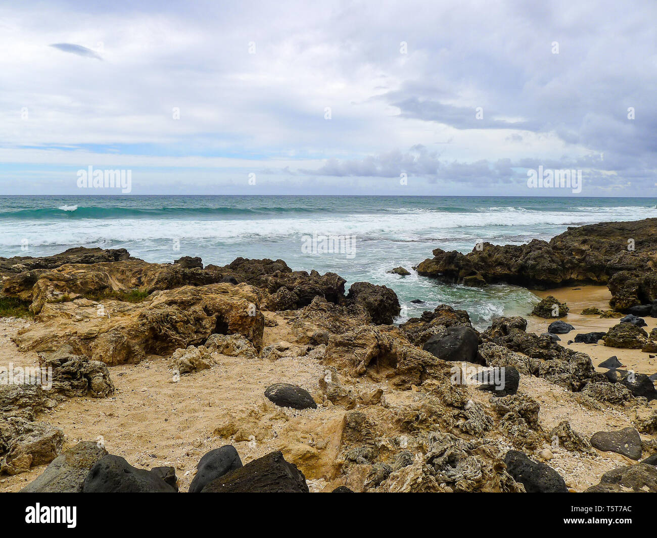 À la côte ouest d'Oahu, Hawaï avec de gros rochers à la plage. Banque D'Images