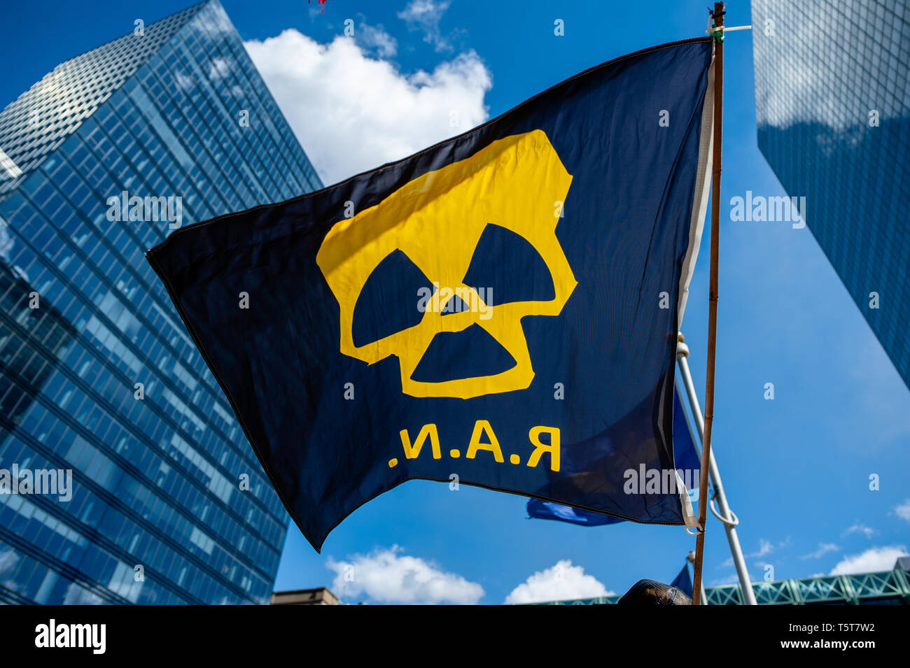 Un drapeau anti-nucléaire observé au cours de la protestation. Le jour qui  commémore le 33e anniversaire de la catastrophe nucléaire de Tchernobyl,  une manifestation était organisée par la "fin du nucléaire" et