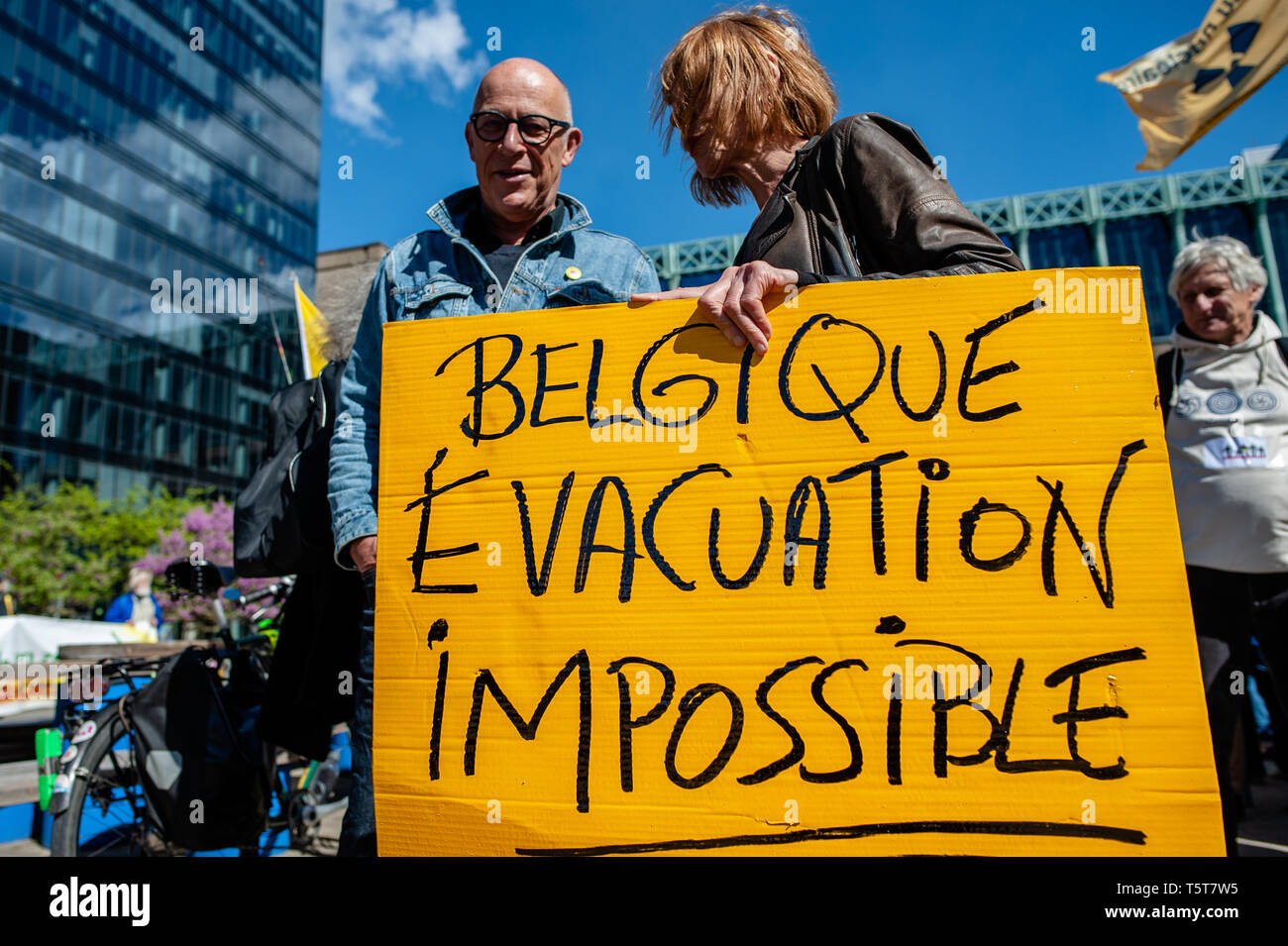 Un couple vu holding a placard pendant la manifestation. Le jour qui  commémore le 33e anniversaire de la catastrophe nucléaire de Tchernobyl,  une manifestation était organisée par la "fin du nucléaire" et