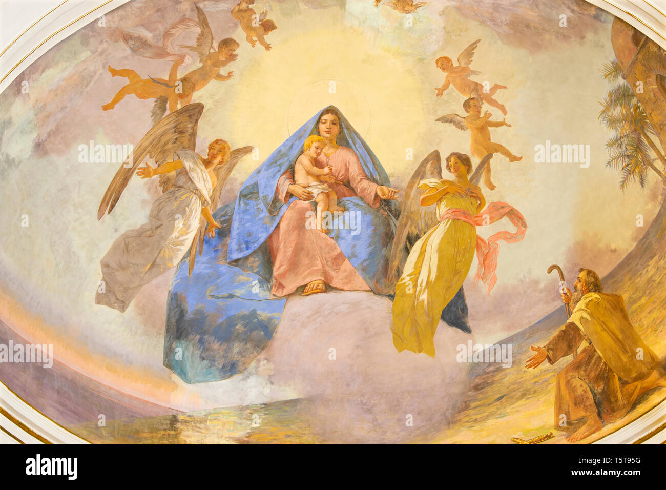 Catane, Italie - 7 avril 2018 : la fresque de Madonna à parmi les anges à l'église Santuario Madonna del Carmine par Natale Attanasio (1898). Banque D'Images
