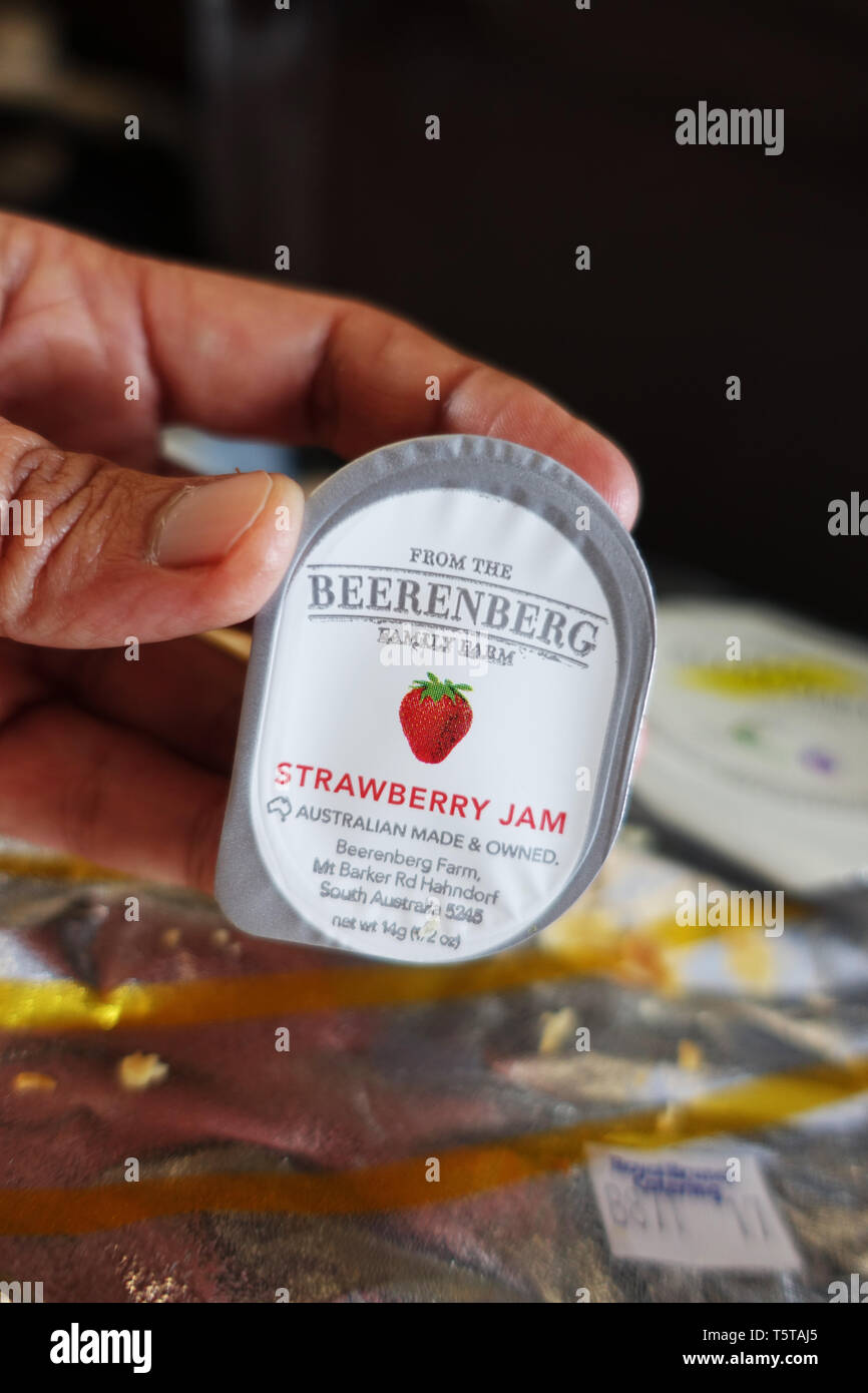 Beerenberg strawberry jam dans un baquet servi sur la compagnie aérienne Royal Brunei Banque D'Images