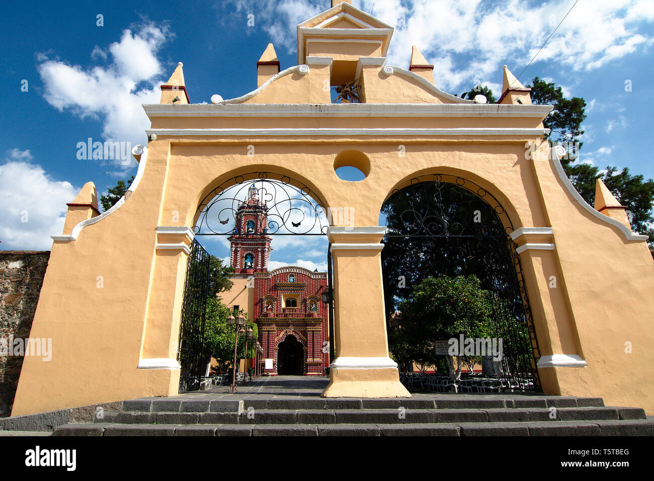 Cholula, Puebla, Mexique - 2019 : Entrée de l'église Santa María Tonantzintla, l'une des nombreuses églises pour lesquelles cette ville est célèbre. Banque D'Images