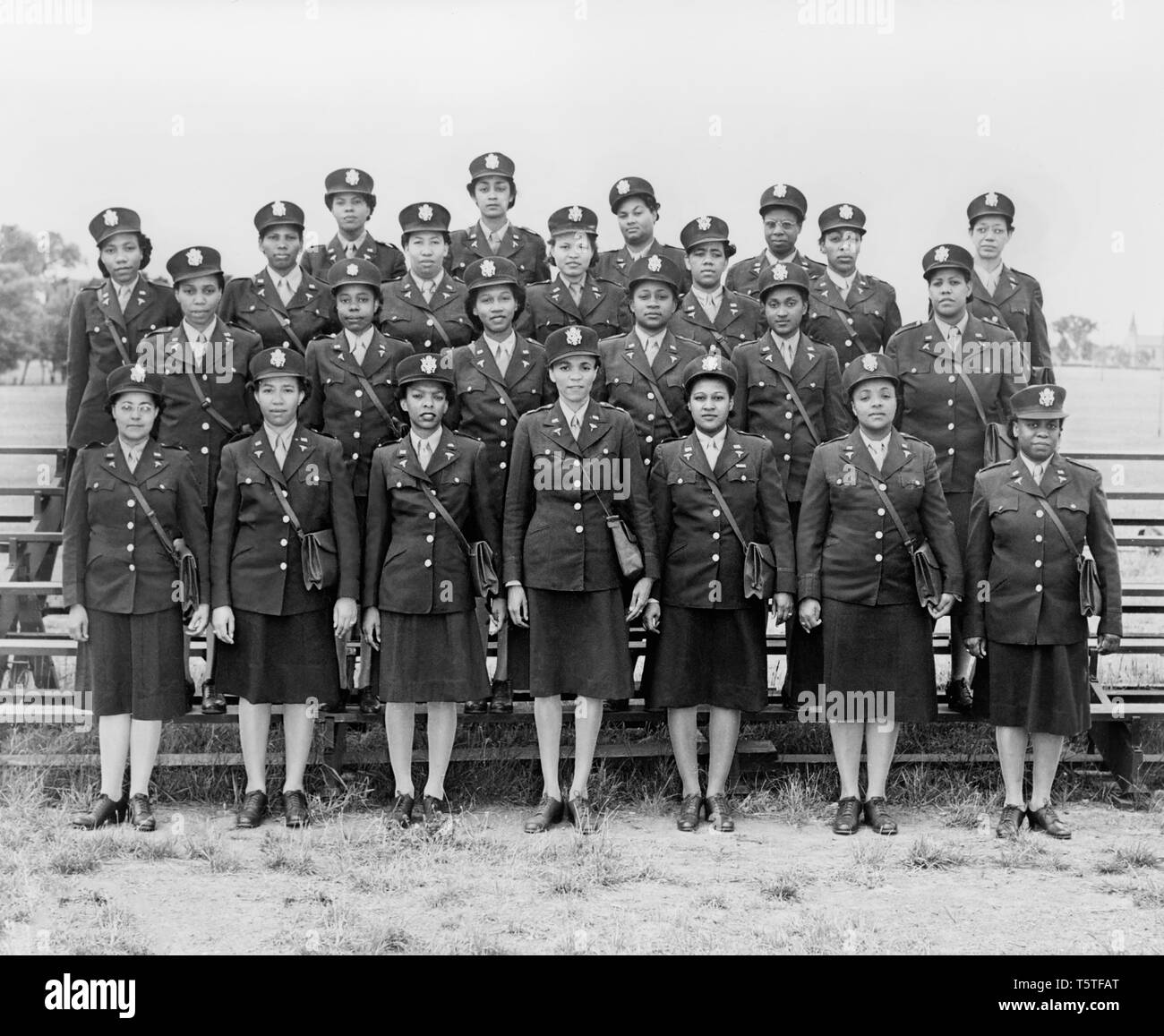 Portrait de groupe du premier afro-américain d'infirmières affectées à Théâtre d'opérations européen durant la Seconde Guerre mondiale arrivent en Angleterre, le 21 août 1944 Banque D'Images