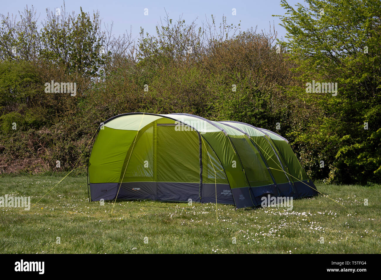 De grands espaces verts tente familiale de camping Banque D'Images