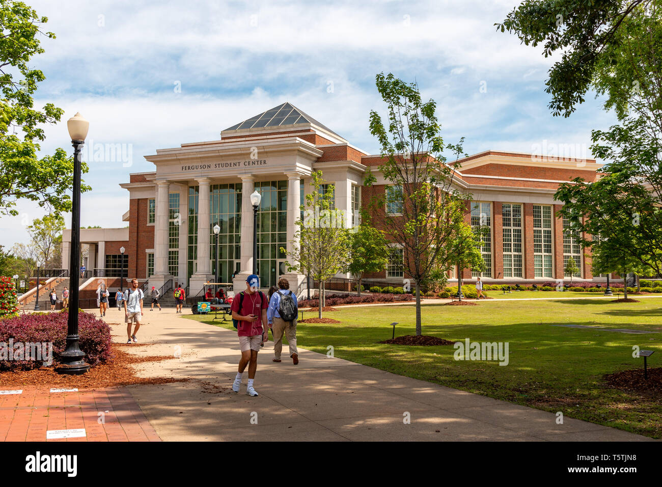 Le passage des étudiants du campus de l'Université d'Alabama en face de la Ferguson Centre étudiant. Banque D'Images