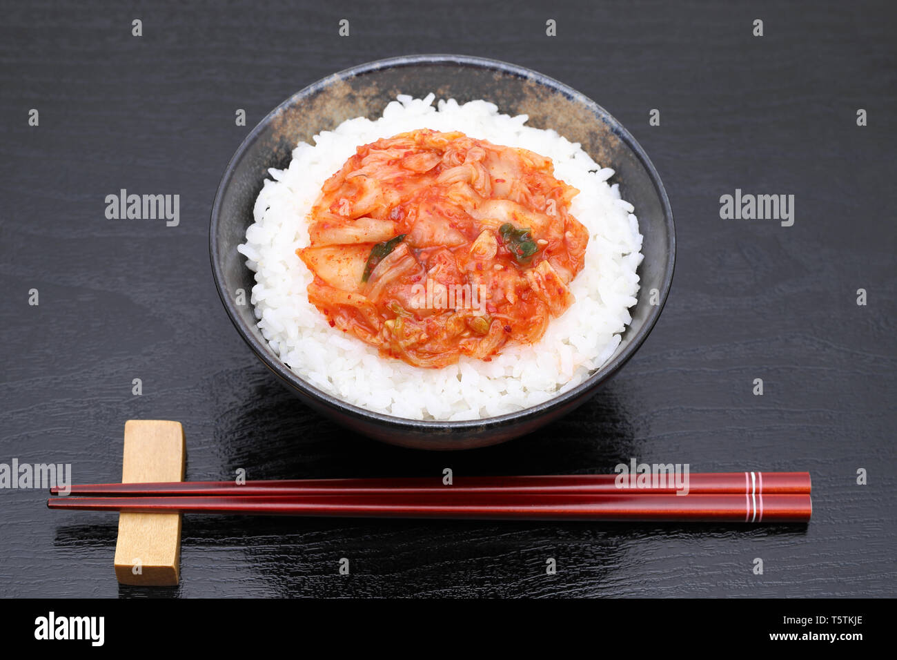 La nourriture coréenne, riz blanc cuit avec du kimchi Banque D'Images