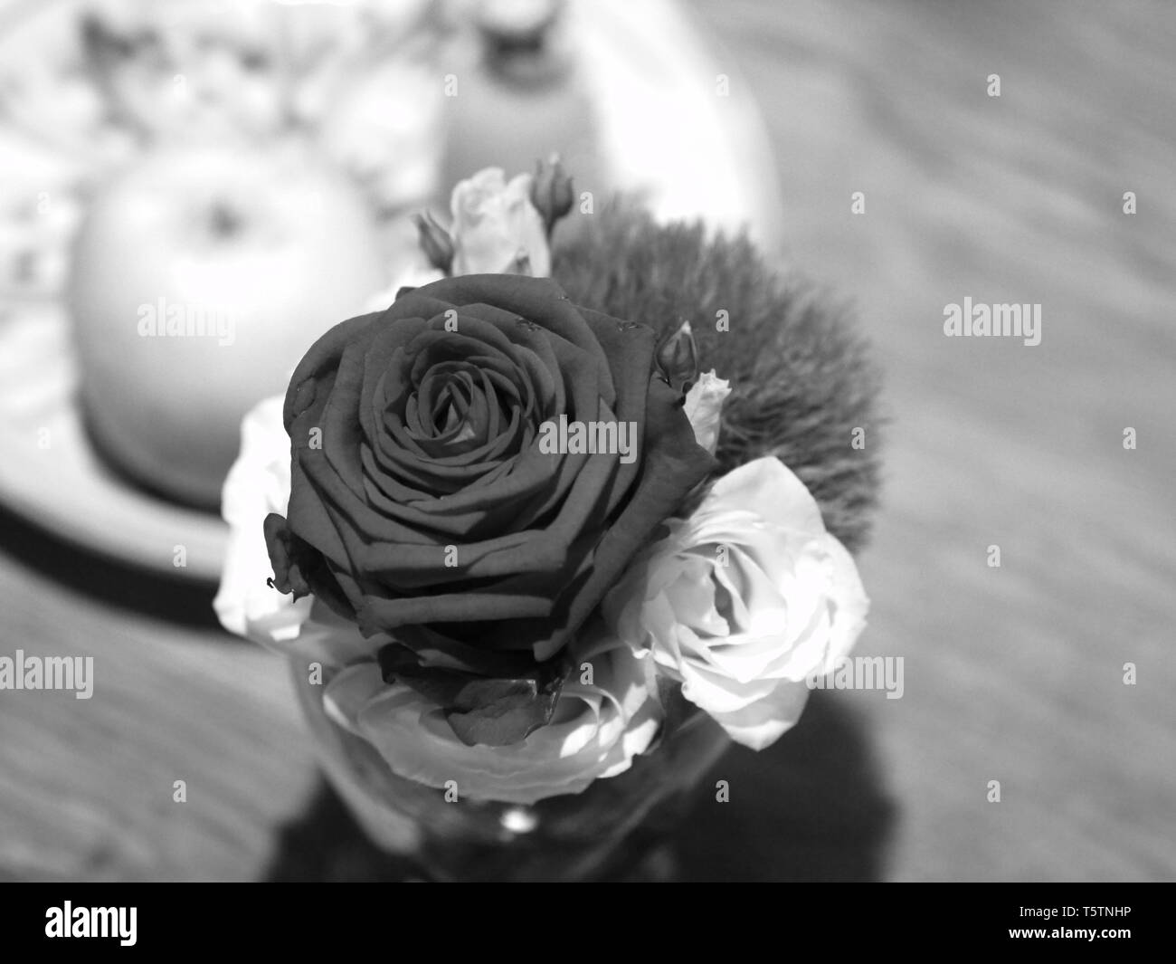 Fleur à une table de mariage monochrom Banque D'Images