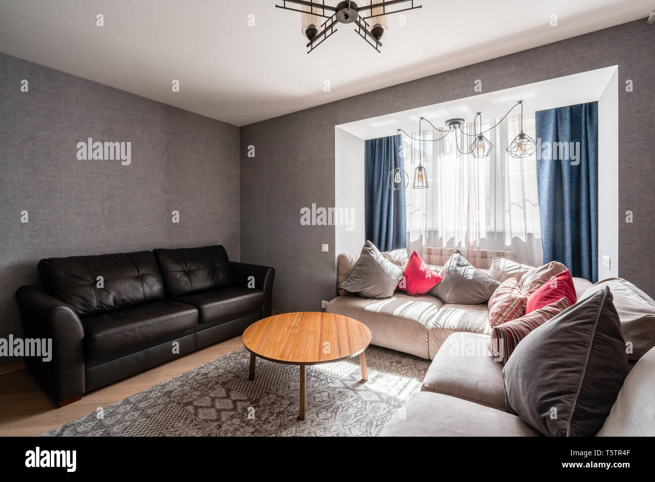 La Russie, Nizhny Novgorod - le 26 avril 2019 : appartement privé. Salon  moderne avec un canapé en cuir, fauteuil, table basse en bois et une  télévision. oreillers sur Photo Stock - Alamy