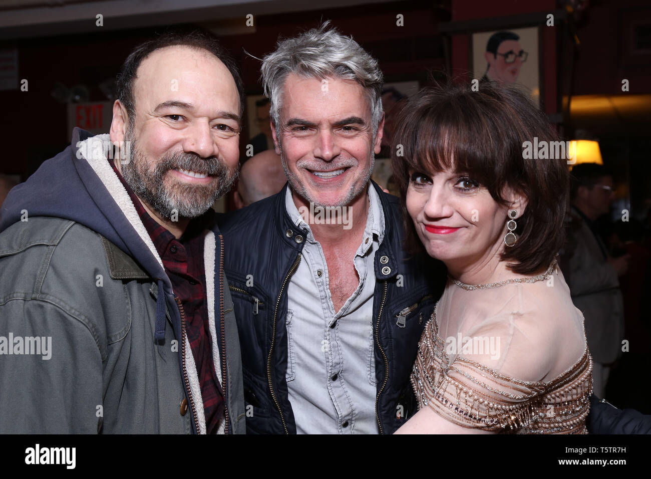 Tony award winner Beth Leavel reçoit son portrait à Sardi's Theatre district eatery. Avec : Danny Burstein, Troy Britton Johnson, Beth Leavel Où : New York, New York, United States Quand : 27 Mar 2019 Crédit : Joseph Marzullo/WENN.com Banque D'Images