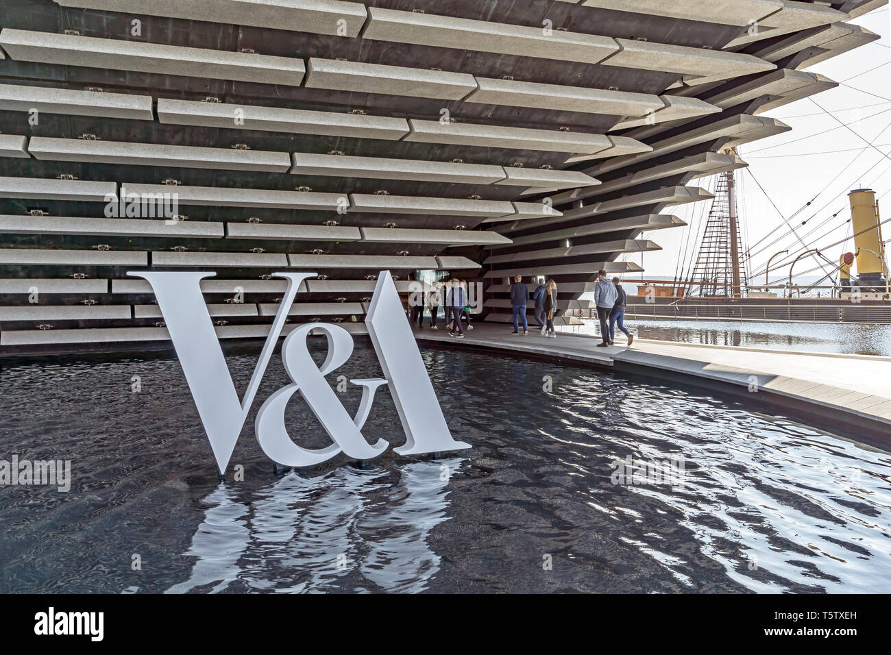 V&A Museum Design Scotlands Dundee sur Riverside Esplanade Dundee Ecosse UK vu ici à entrée avec grande V&A signer Banque D'Images