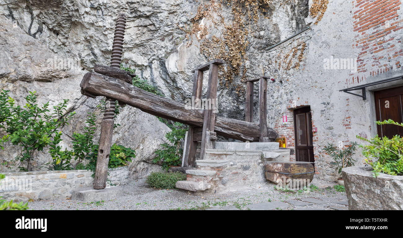 Vintage matériel agricole. En bois ancien pressoir à partir de 1759 à l'ermitage de Santa Caterina del Sasso sur le Lac Majeur, Italie Banque D'Images