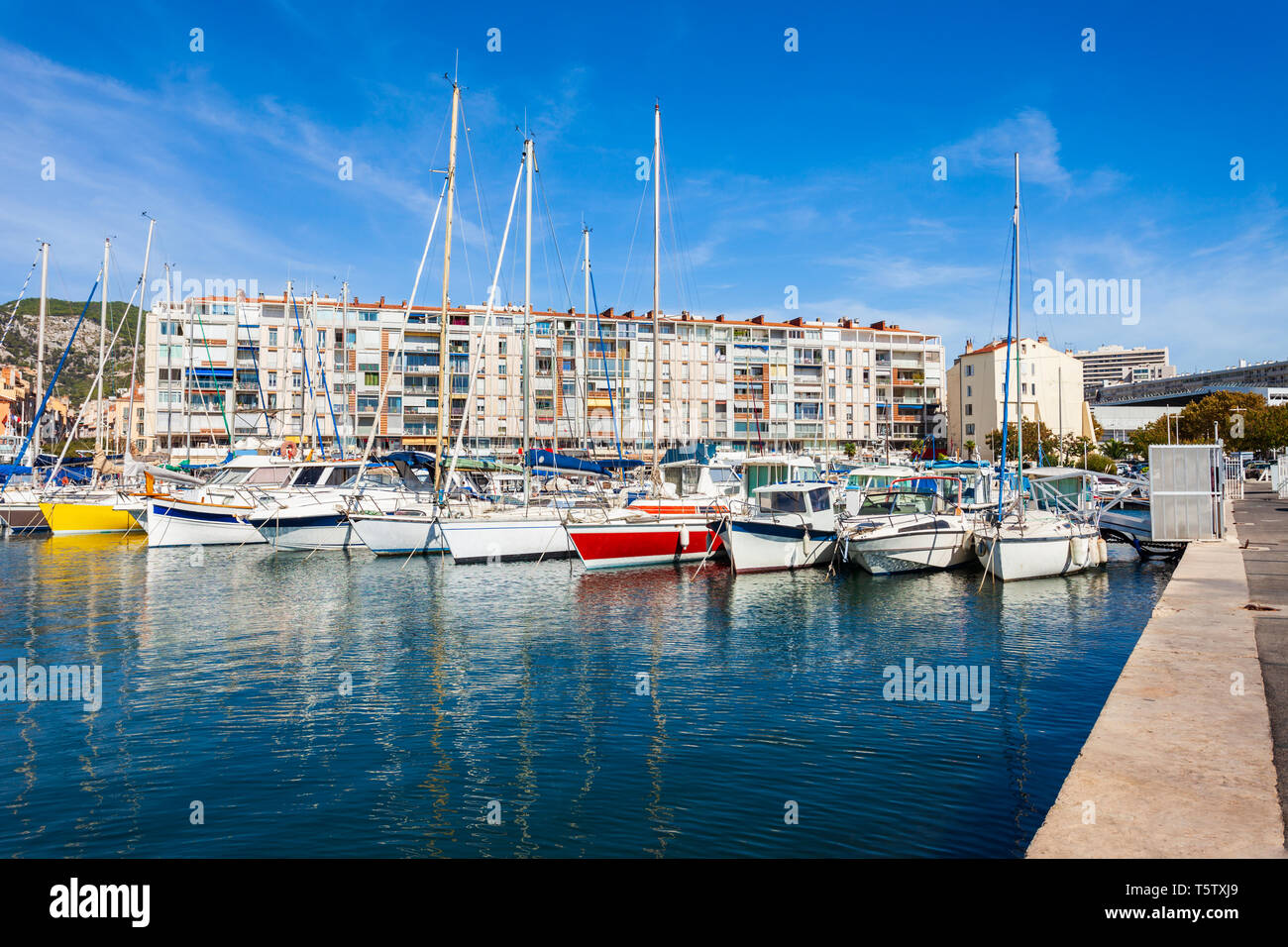 Les yachts et les bateaux dans le port de Toulon Côte d'Azur Provence en France sothern Banque D'Images