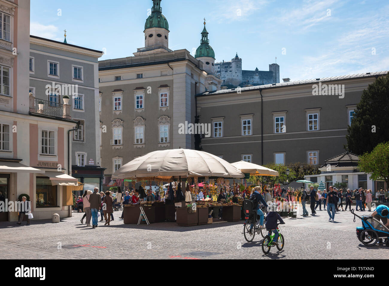 Place du marché de Salzbourg, vue sur les étals de marché en Alter Markt de la vieille ville (Altstadt) de Salzbourg, en Autriche. Banque D'Images