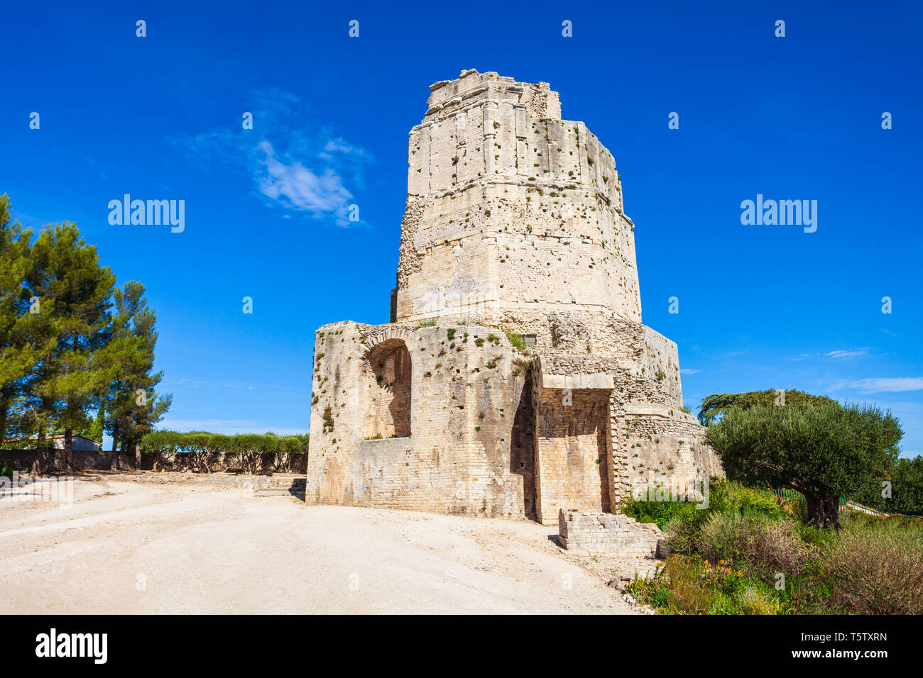 La tour Tour Magne est un monument romain situé dans la ville de Nîmes dans le sud de la France Banque D'Images