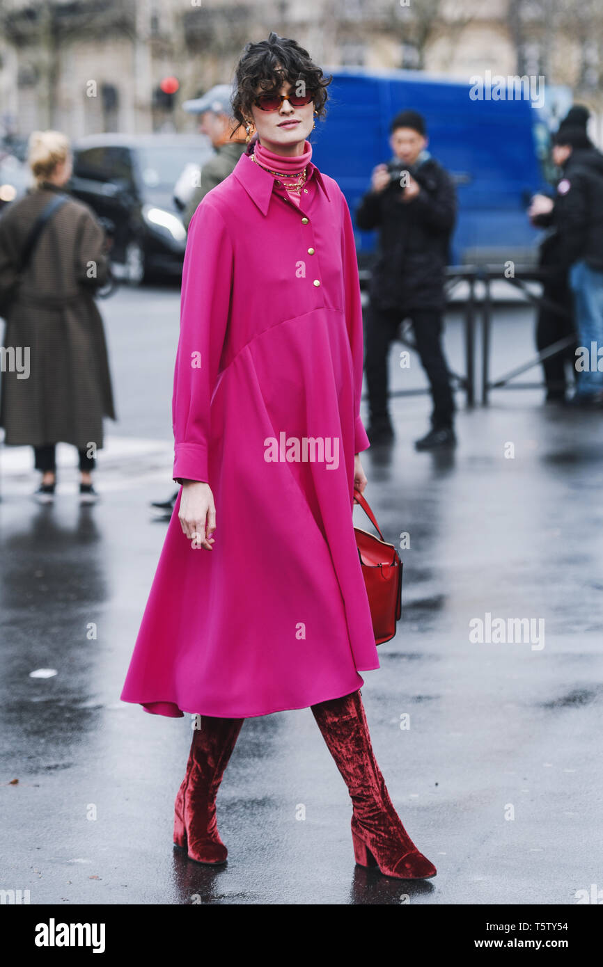 Paris, France - le 5 mars 2019 : Street style outfit - Chloe Hill avant un  défilé de mode pendant la Fashion Week de Paris - PFWFW19 Photo Stock -  Alamy