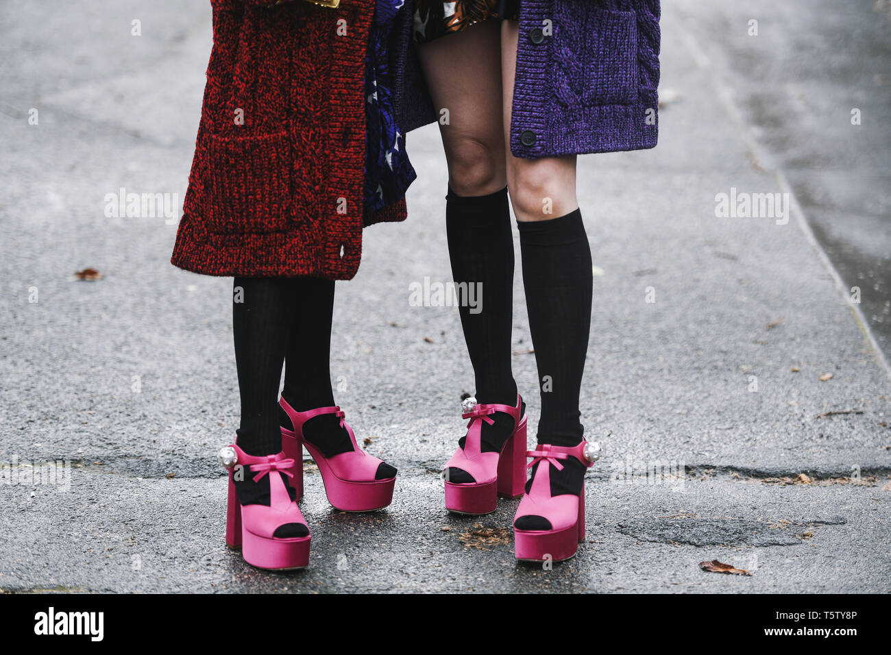 Paris, France - 28 Février 2019 : Street style détail après un défilé de mode pendant la Fashion Week de Paris - PFWFW19 Banque D'Images