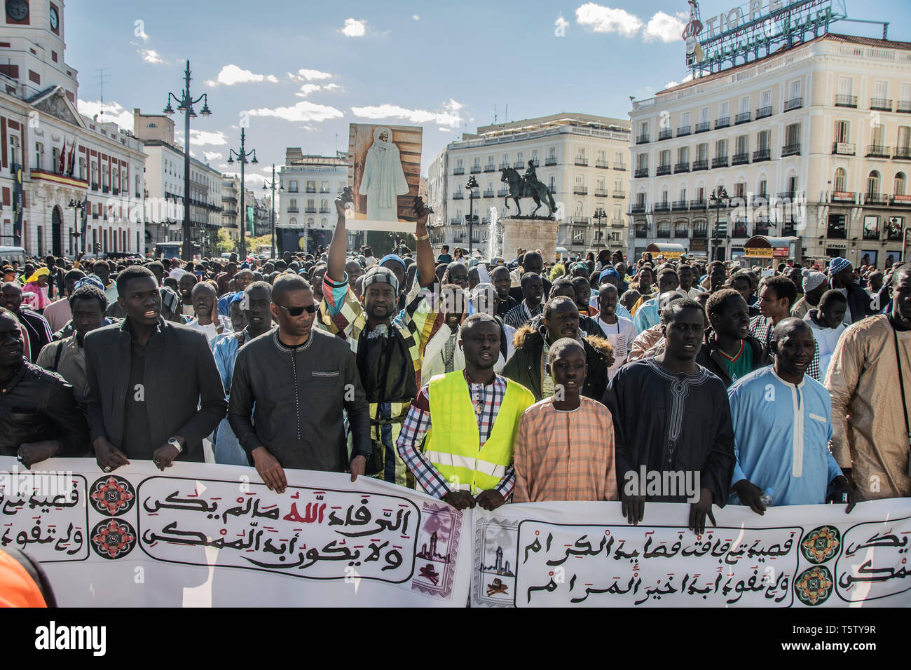 Les gens du Sénégal vu a célébré l'Khassida journée dans le centre de Madrid, La Puerta del Sol. Banque D'Images