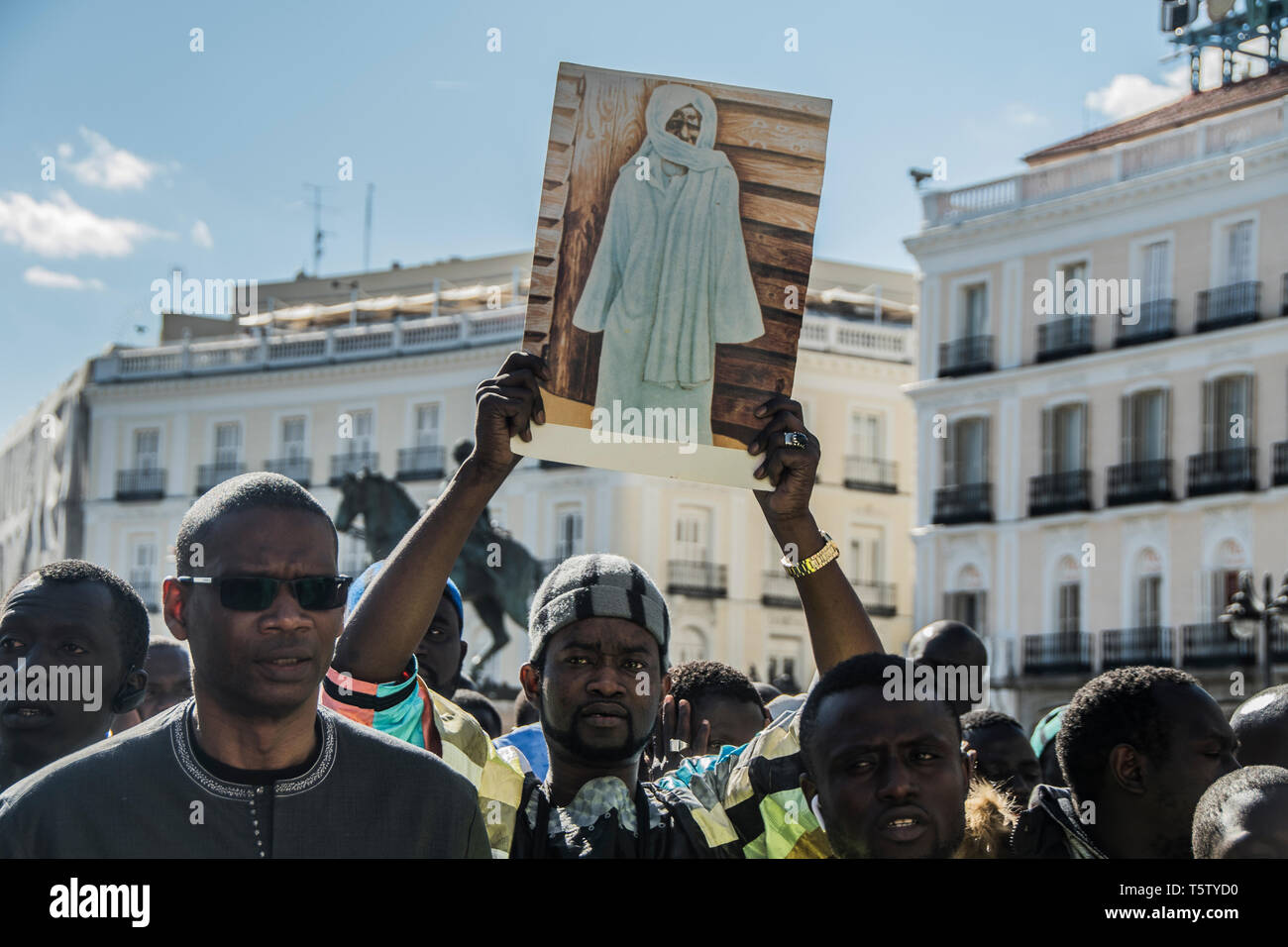 Vu un gars avec une photo d'Amadou Bamba le fondateur de Mouridism. Journée internationale d'Inmigrants Khassida du Sénégal a eu lieu du square Benav Banque D'Images