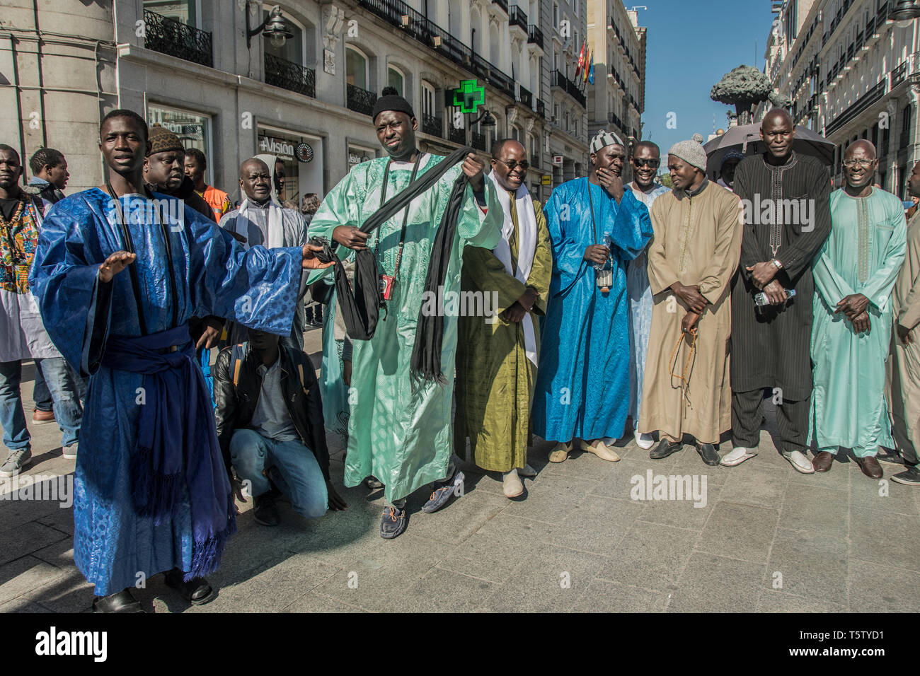 Les gens du Sénégal vu célébrer Khassida journée dans la puerta del Sol Madrid. Banque D'Images
