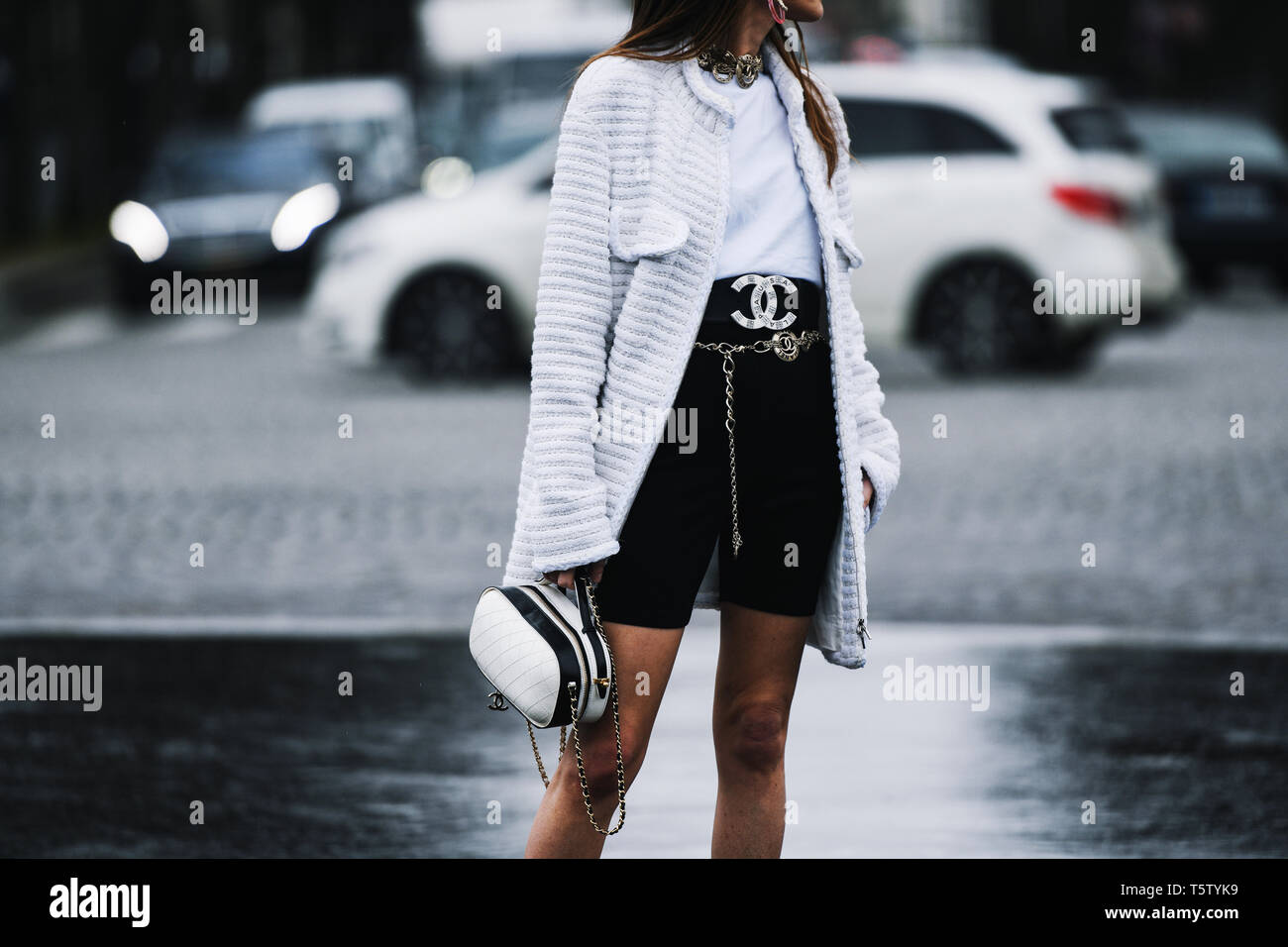 Paris, France - le 5 mars 2019 : Street style - tenue Chanel avant un défilé de mode pendant la Fashion Week de Paris - PFWFW19 Banque D'Images