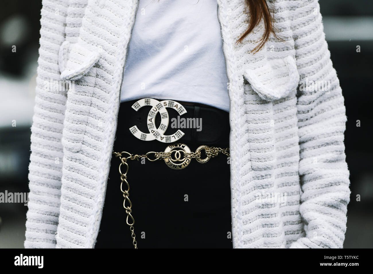 Paris, France - le 5 mars 2019 : Street style - tenue Chanel avant un défilé de mode pendant la Fashion Week de Paris - PFWFW19 Banque D'Images