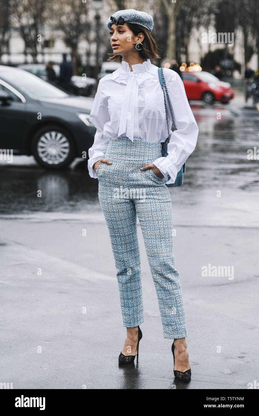 Paris France le 5 mars 2019 Street style Femme portant portant une chemise blanche un pantalon bleu clair noir talons light blue hat et Chanel imprime ba Photo Stock Alamy