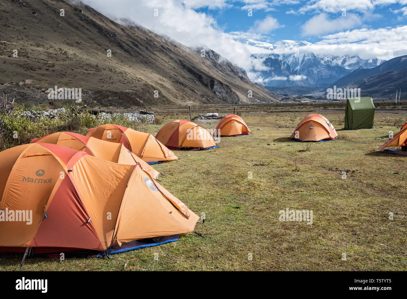 Bivouac dans le village de Chozo, Lunana Gewog, Gasa District, le Snowman Trek, Bhoutan Banque D'Images
