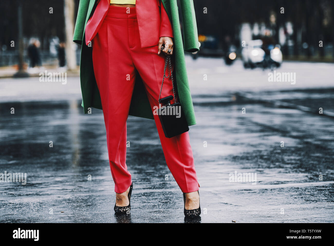 Paris, France - le 5 mars 2019 : Street style - sac à main Chanel et outfit après un défilé de mode pendant la Fashion Week de Paris - PFWFW19 Banque D'Images