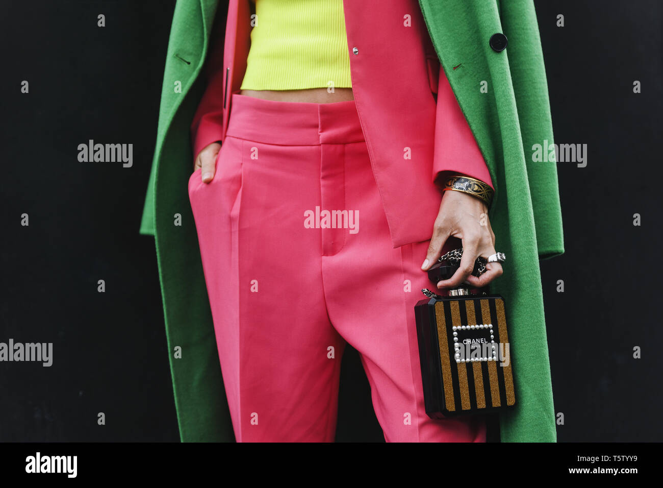 Paris, France - le 5 mars 2019 : Street style - sac à main Chanel et outfit après un défilé de mode pendant la Fashion Week de Paris - PFWFW19 Banque D'Images