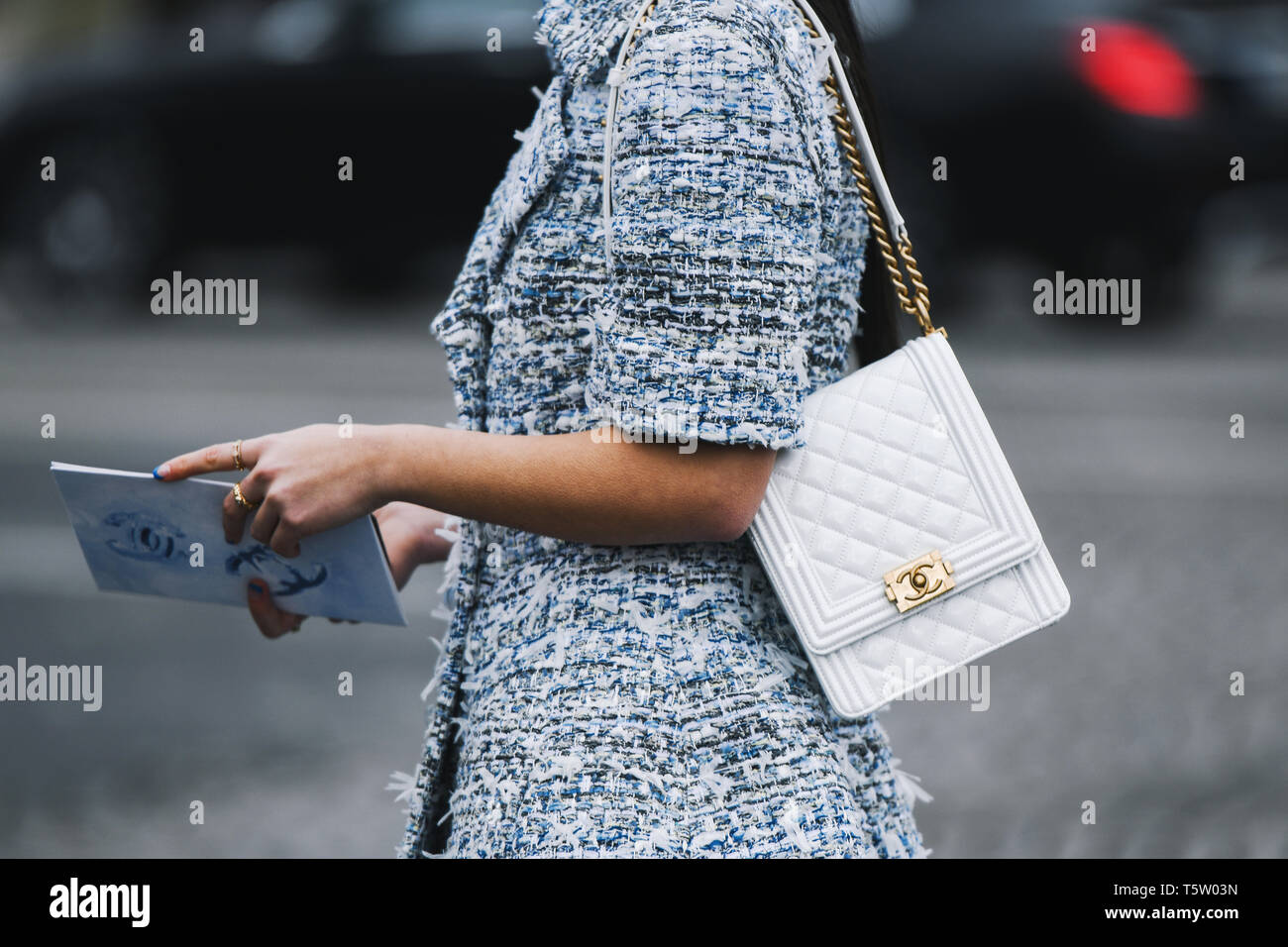 Paris, France - le 5 mars 2019 : Street style - tenue Chanel avant un défilé de mode pendant la Fashion Week de Paris - PFWFW19 Banque D'Images