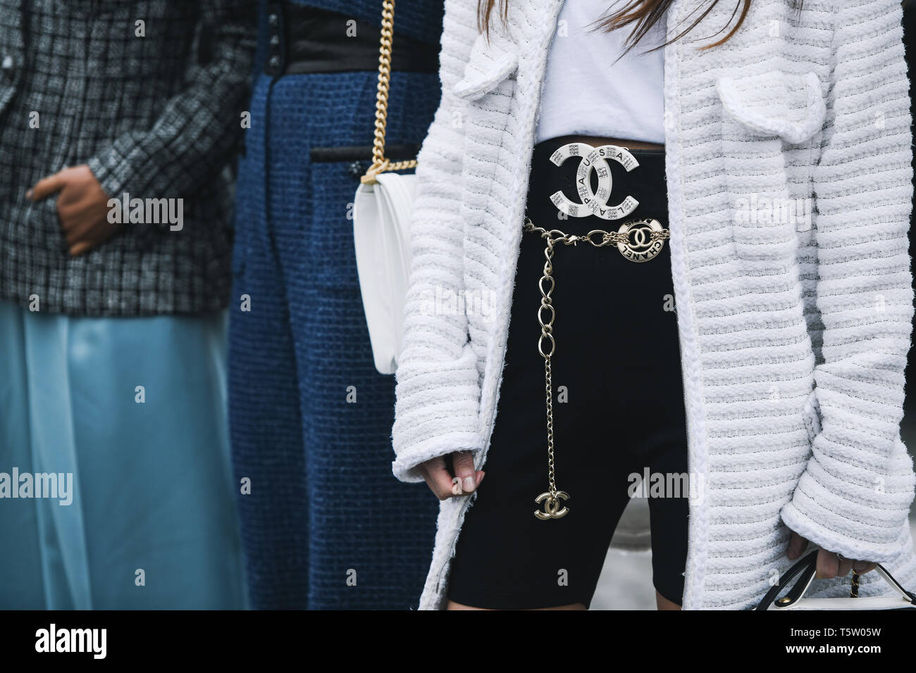 Paris, France - le 5 mars 2019 : Street style outfit - Loulou De Saison avant un défilé de mode pendant la Fashion Week de Paris - PFWFW19 Banque D'Images